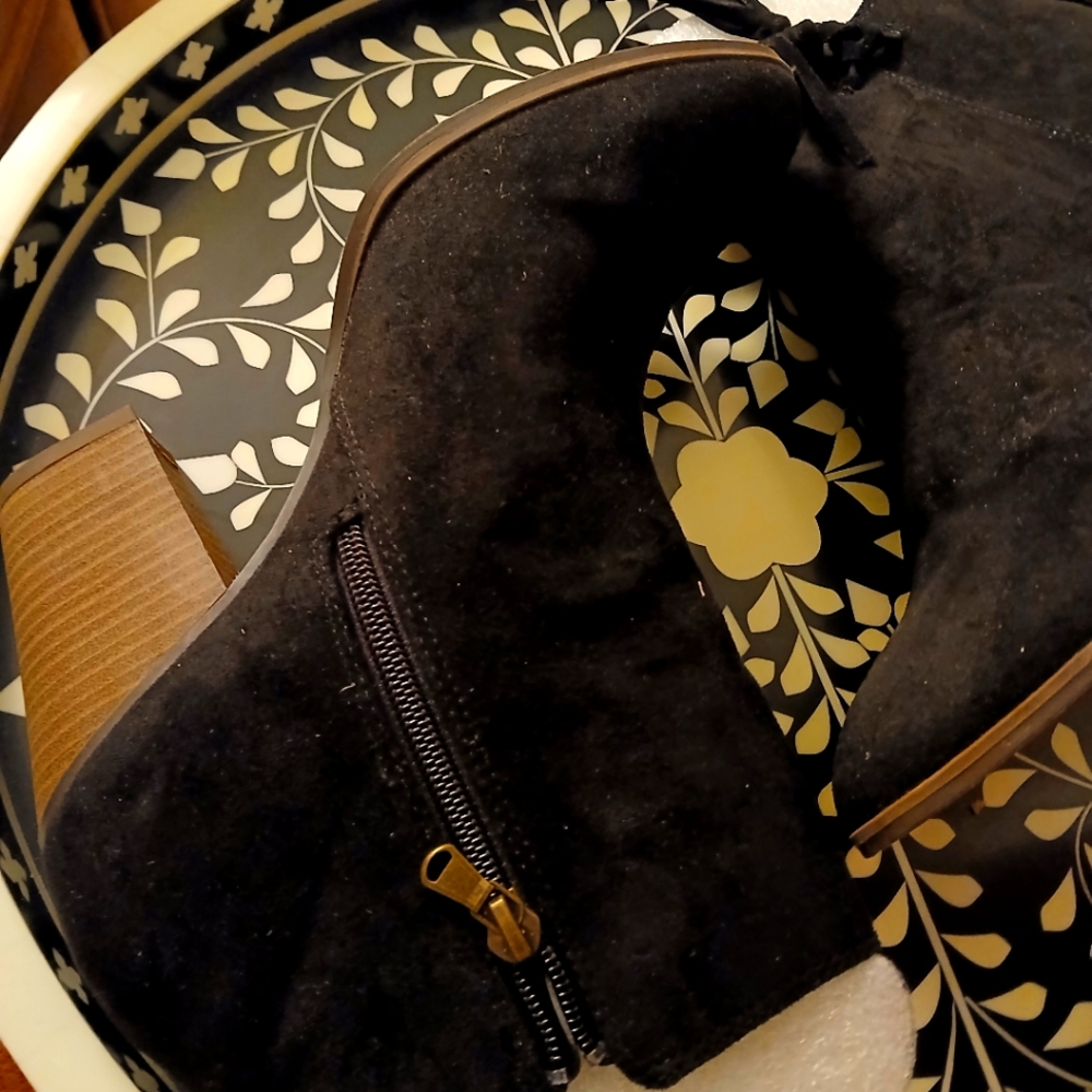 American Eagle Tassel Black Chuncy Heel Zipper Anckle Suade Boot